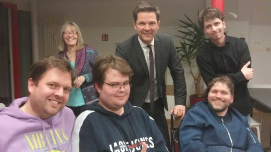 Selbstaktiv trifft Steffen Krach (Gruppenbild mit insgesamt sechs Personen, Steffen Krach in der Mitte der oberen Reihe)
